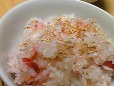 ほんのり桜色☆梅干の炊き込みご飯